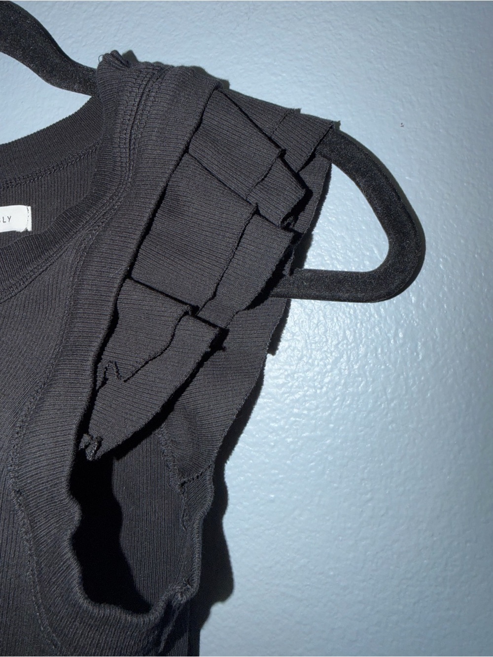 Black Ruffle Sleeve Ribbed Tank Top - Picture 3 of 5